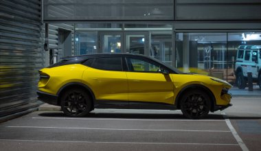 Gothenburg, İsveç - 19 Ekim 2023: Sarı 2024 Lotus Eletre elektrikli lüks arazi aracı bir bayi tarafından park edildi.