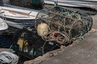 Lindesnes, Norveç - 03 Ağustos 2021: Güneşin altında yengeç kafesleri.