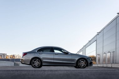 Göteborg, İsveç - 23 Ekim 2021: Çatıdaki otoparkta gri Mercedes Benz C sınıfı bir arabanın yan görüntüsü.