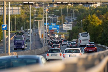 Göteborg, İsveç - 14 Eylül 2022: Otomatik ücretli bir otoyolu geçen Volvo fabrikasına giden işçiler.