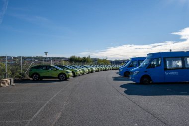 Göteborg, İsveç - 17 Eylül 2022: Otoparkta uzun sıra yeşil VW ID4 elektrikli arabalar.