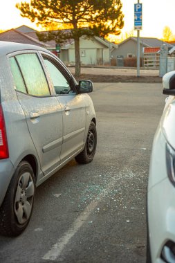 Göteborg, İsveç - 05 Mart 2021: Kırık cam kırılan bir arabanın yanında.