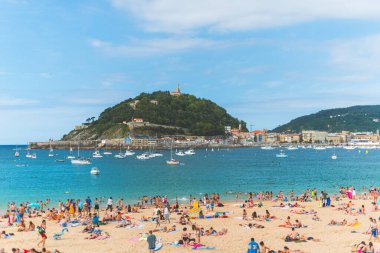 San Sebastian, İspanya - 26 Temmuz 2016: Arka planda Motako Gaztelua ile Ondarreta Plajı.