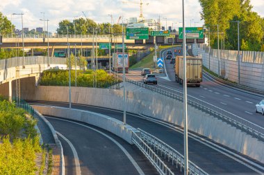 Göteborg, İsveç - 24 Ağustos 2020: Tingstad tüneline ve Hisingen tarafından Marieholms tüneline giden yollar.