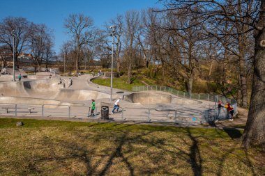 Göteborg, İsveç - 18 Nisan 2021: Göteborg Aksiyon Parkı her gün bisiklet ve kaykaylı çocukları cezbediyor.