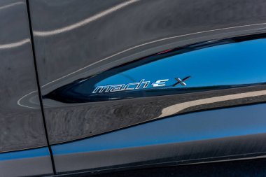 Lindesnes, Norveç - 01 Ağustos 2021: Ford Mustang Mach-e elektrikli SUV üzerindeki model logo.