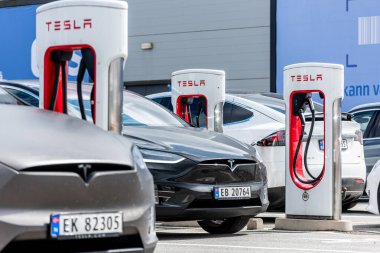 Lyngdal, Norveç - 02 Ağustos 2021: Tesla Superchargers Handelsparken 'de kullanımda.