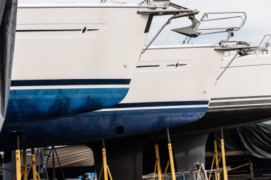 Göteborg, İsveç - 27 Mart 2022: Baharın hasretini çeken karaya oturmuş yelkenliler.