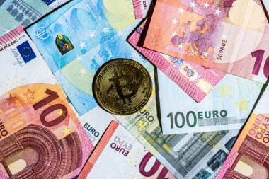 Göteborg, İsveç - 30 Nisan 2022: Euro banknotlarına yerleştirilmiş parlak altın Bitcoin.