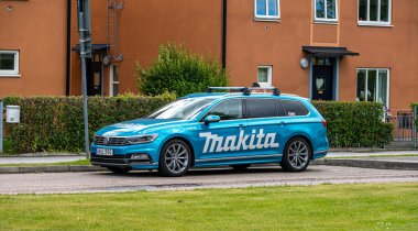 Göteborg, İsveç - 07 Temmuz 2022: Makita logolu mavi metalik Volkswagen araba.