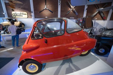 Malmö, İsveç - 09 Temmuz 2022: Kırmızı BMW Isetta bir müzede sergileniyor.