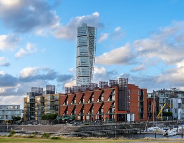 Malmö, İsveç - 09 Temmuz 2022: Vastra Hamnen 'deki Apartman Binalarının Arkasında Yükseliş Gövdesi.