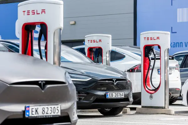 Lyngdal Norwegen August 2021 Tesla Supercharger Einsatz Handelsparken — Stockfoto