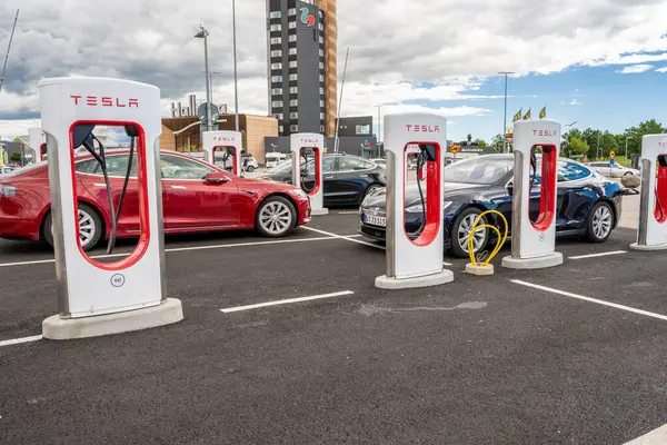Halmstad Schweden Juli 2022 Lange Reihe Von Tesla Autos Laden — Stockfoto