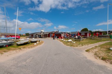 Domsten, İsveç - 18 Temmuz 2021: Yazın Domsten Limanı manzarası.