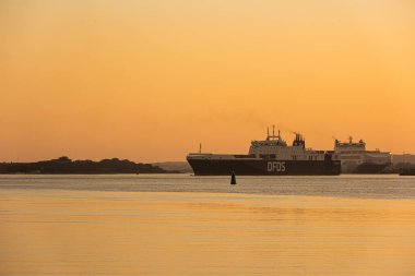 Göteborg, İsveç - 29 Haziran 2021: Göteborg limanından kalkan yük feribotu.