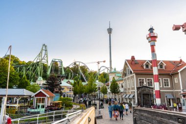 Göteborg, İsveç - 30 Haziran 2021: Liseberg lunaparkındaki lunapark hız trenleri ve restoranlar.