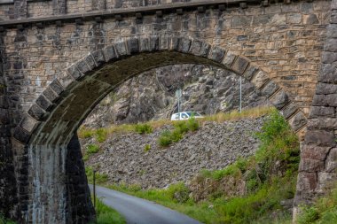 Kristiansand, Norveç - 01 Ağustos 2021: Mandal ve Kristiansand arasında E39 yakınlarında Knuden olarak da bilinen Gjengesti köprüsü.