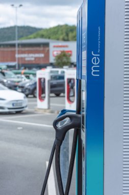 Lyngdal, Norveç - 02 Ağustos 2021: Bir Mer elektrikli araba şarj istasyonunun kabloları.