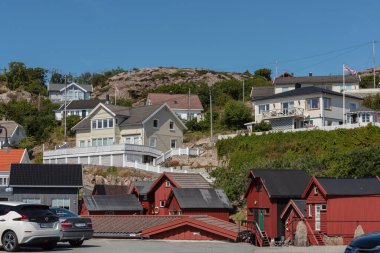 Lindesnes, Norveç - 03 Ağustos 2021: Lillehavn 'daki evler ve kayıkhaneler.