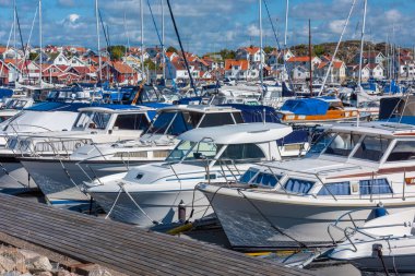 Tjorn, İsveç - 19 Ağustos 2021: Skarhamn marinasındaki teknelerin detayları.