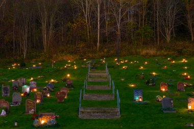 Göteborg, İsveç - Kasım 07 2021: Tüm azizler arifesinden sonra bir mezarlıkta mezar ışıkları.
