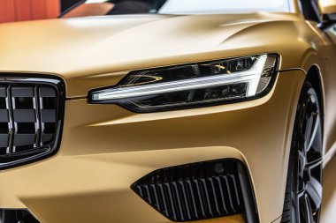 Göteborg, İsveç - Aralık 05 2021: Bir Polestar 1yıldız 1 hibrid elektrikli arabanın ön ışığı.