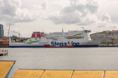 Göteborg, İsveç - 04 Mayıs 2022: Stena Jutlandica bir sığınak gemisiyle dolduruluyor.