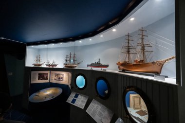 Malmö, İsveç - 09 Temmuz 2022: Teknikens och Sjofartens Hus 'ta yelkenli gemi modelleri sergileniyor.