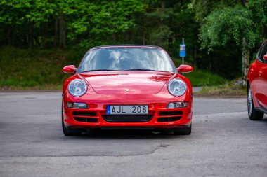 Göteborg, İsveç - 27 Haziran 2022: Kırmızı 2007 Porsche 911 Carrera Taksi Bir otoparkta.