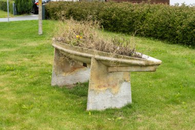 Lindesnes, Norveç - 07 Ağustos 2022: Kayık şeklinde çiçek süsü.