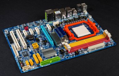 Gothenburg, İsveç - 08 Mart 2014: AMD AM3-soket işlemcisi için bir Gigabyte GA-MA770-UD3 anakart.