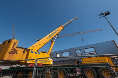 Göteborg, İsveç - Haziran 09 2020: Kyningsrud 'dan sarı mobil vinç inşaat alanındaki beton elementleri kaldırıyor.