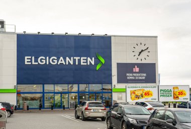 Göteborg, İsveç - 28 Temmuz 2020: Elgiganten logosu depolarından birinin önünde.