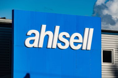 Göteborg, İsveç - 24 Ağustos 2020: Bir depoda Ahlsell logosu.