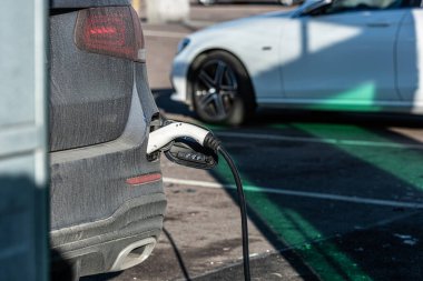 Göteborg, İsveç - 28 Şubat 2021: Gothenburg, İsveçli Mercedes elektrikli araba şarj istasyonunda.