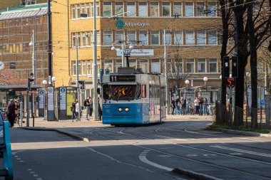Gothenburg, İsveç - 18 Nisan 2021: Jarntorget 'tan kalkan tramvay hattı.