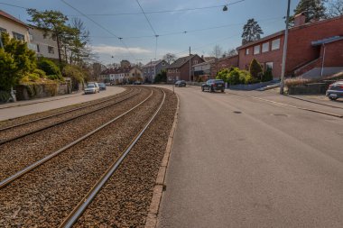 Göteborg, İsveç - 18 Nisan 2021: Kungsladugard üzerinden caddenin ortasındaki tramvay hatları.