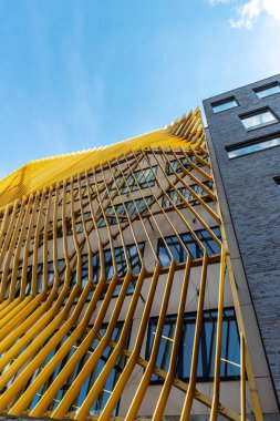 Göteborg, İsveç - 02 Mayıs 2021: Nya Hovas 'ta Spektrum inşa etmek, mağazaları, okulları ve restoranları kolaylaştırıyor. .