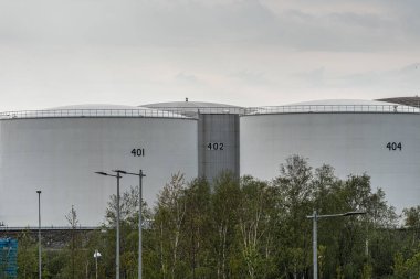 Göteborg, İsveç - 14 Mayıs 2021: Rafineride büyük petrol depolama tankları.