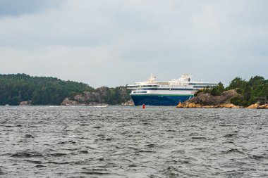 Stromstad, İsveç - 31 Temmuz 2021: Yolcu feribotu Renkli Melez Stromstad 'a vardı.