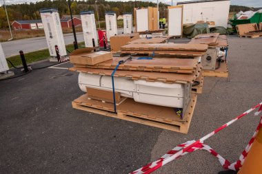 Stromstad, İsveç - 13 Ekim 2021: Yalnızlık elektrikli araba şarjı bir benzin istasyonunda yenileniyor.