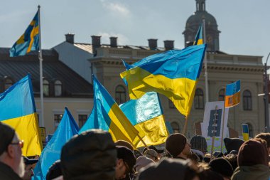 Göteborg, İsveç - 27 Şubat 2022: Gustaf Adolfs Meydanı 'nda Ukrayna' yı destekleyen savaş protestosu.