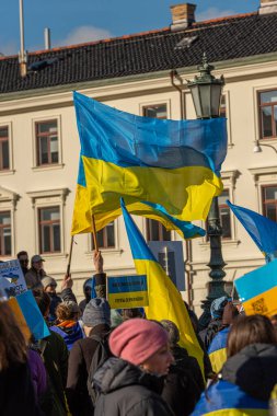 Göteborg, İsveç - 27 Şubat 2022: Gustaf Adolfs Meydanı 'nda Ukrayna' yı destekleyen savaş protestosu.