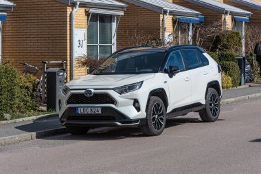 Göteborg, İsveç - 3 Nisan 2022: Beyaz 2020 Toyota RAV4 hibrit elektrikli araba.