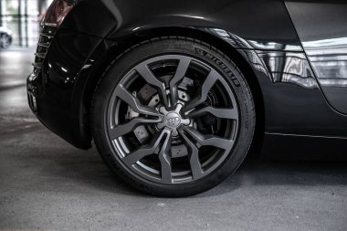 Malmö, İsveç - 09 Temmuz 2022: Siyah bir Audi R8 spor arabasının arka tekerleği.