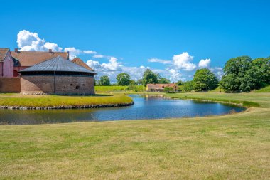 Landskrona, İsveç - 10 Temmuz 2022: Park ve hendekleriyle Landskrona Kalesi 'nin dışı.