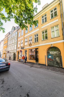 Kopenhag, Danimarka - 12 Mayıs 2017: Sankt Peders cafe Sankt Peders Caddesi.