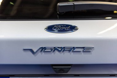 Göteborg, İsveç - Aralık 05 2021: Ford logosu beyaz bir Ford Kuga Vignale 'in bagaj kapağında.