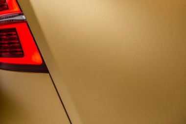 Göteborg, İsveç - Aralık 05 2021: Arka ışık ve altın bir Polestar 1 hibrit elektrikli arabanın yan tarafı.
